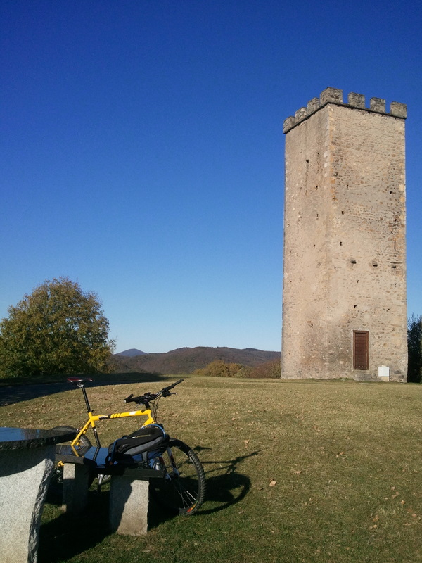 La tour de Sauveterre : De l'autre, la tour.