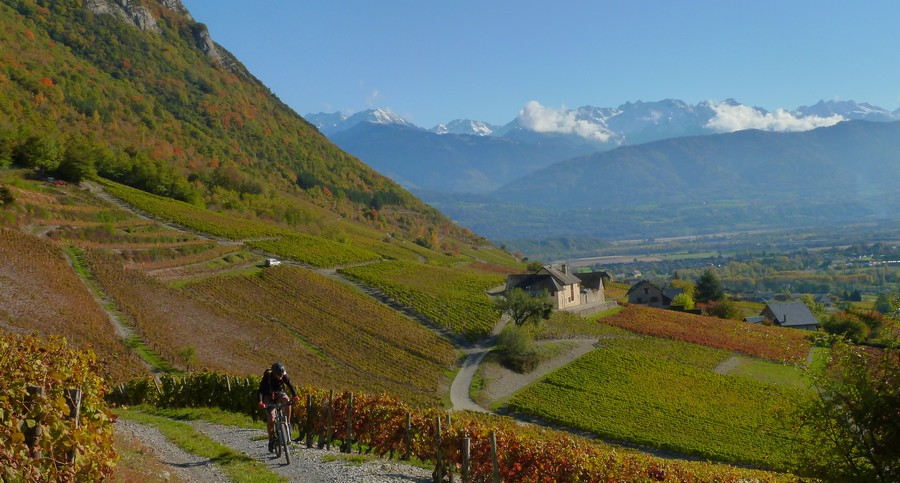 Guet : Montagne russe dans le Chignin, Belledonne N blanchie en arrière plan