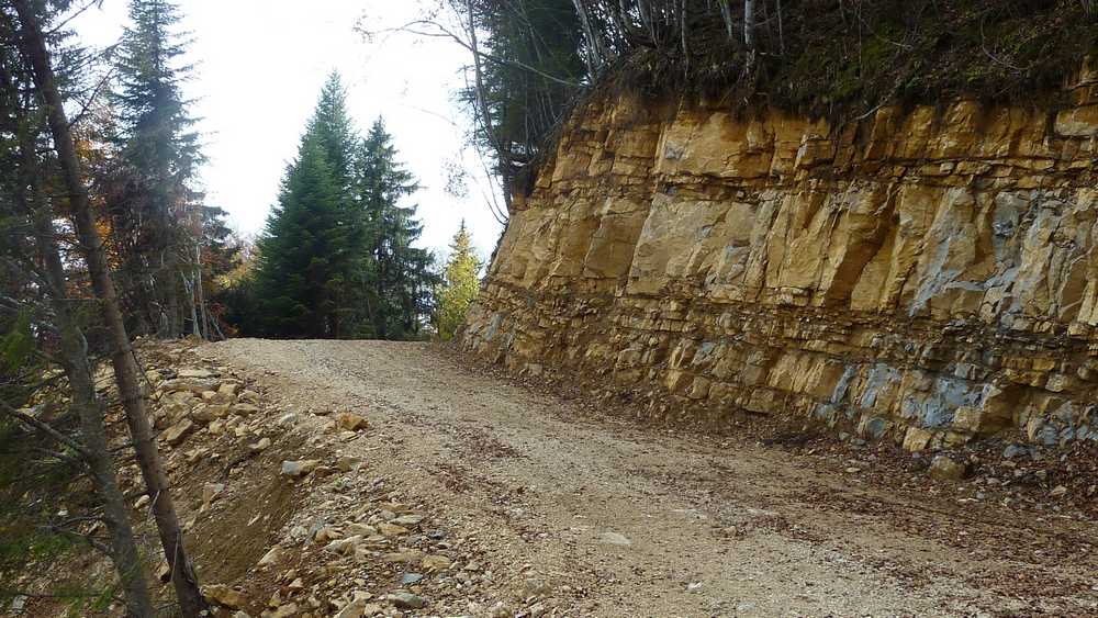 #6 Piste de montée : elle a été découpée dans la montagne Piste de montée : elle a été découpée dans la montagne