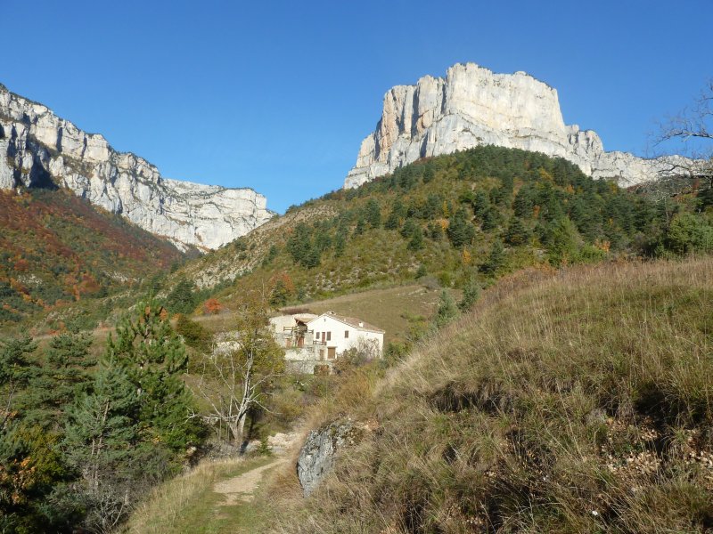 #3 Archiane et son rocher : départ du sentier de découverte, rude montée. Archiane et son rocher : départ du sentier de découverte, rude montée.