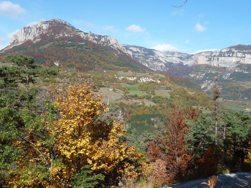 #6 Benevise en montant au col de : Porte, les nuages débordent sur la barrière E. Benevise en montant au col de : Porte, les nuages débordent sur la barrière E.