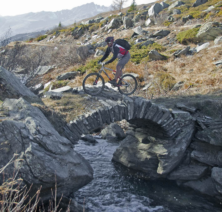 #29 col de la forclaz : Totoff franchissant un pont dans la descente du Dou des sermons col de la forclaz : Totoff franchissant un pont dans la descente du Dou des sermons