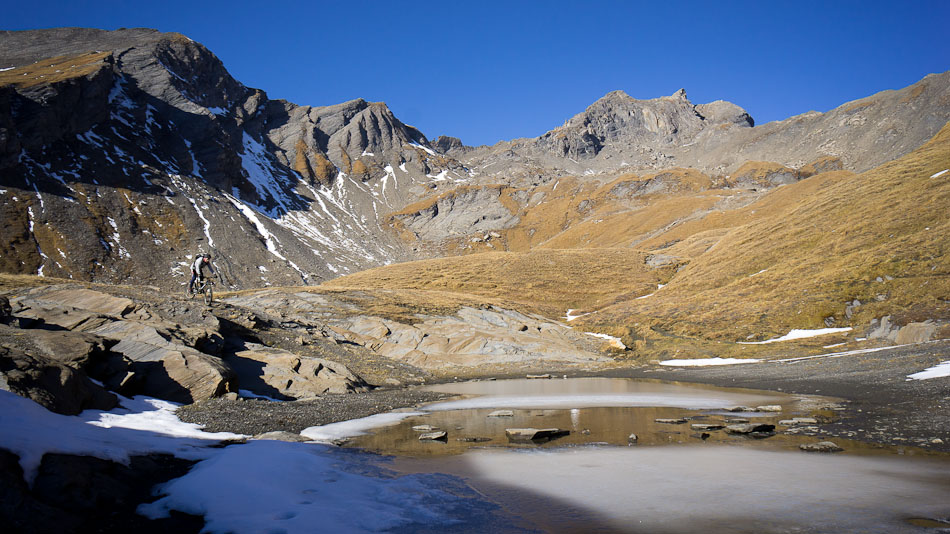 #18 Tinou au dessus du Lac : Sans Fond Tinou au dessus du Lac : Sans Fond