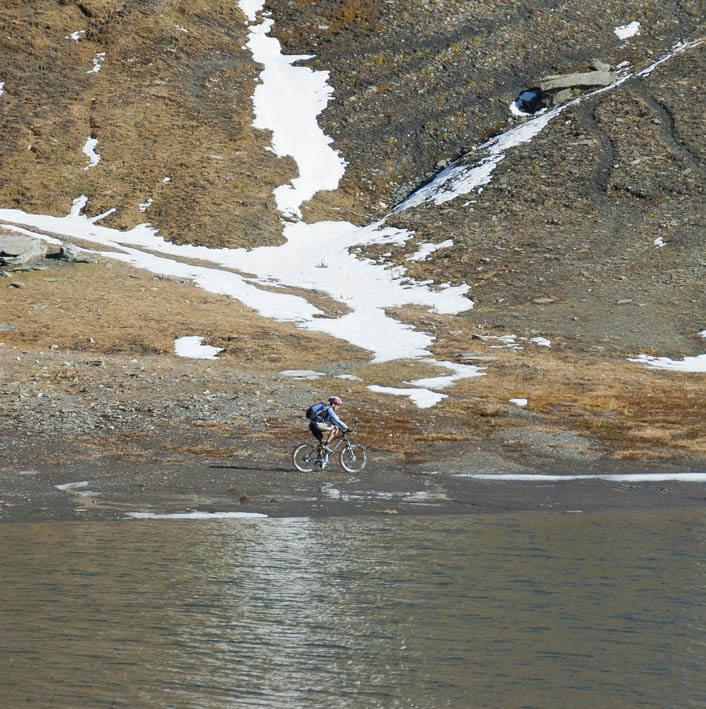 #24 lac sans fond : Tof longe la berge du lac lac sans fond : Tof longe la berge du lac