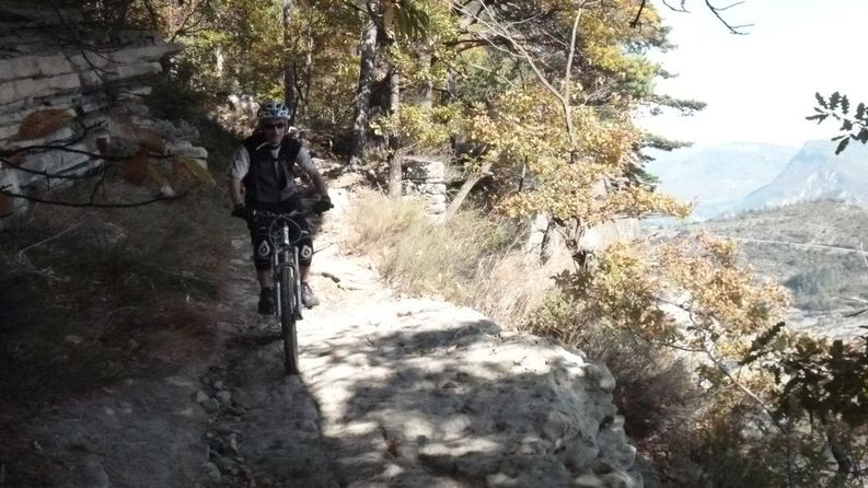 #8 Col de Peloussis - Annot : La fameuse vire juste avant la chambre du roi Col de Peloussis - Annot : La fameuse vire juste avant la chambre du roi