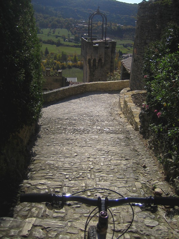 Montbrun les Bains : Superbe descente dans un plus beau village.
Donc respecter les lieux ;o)