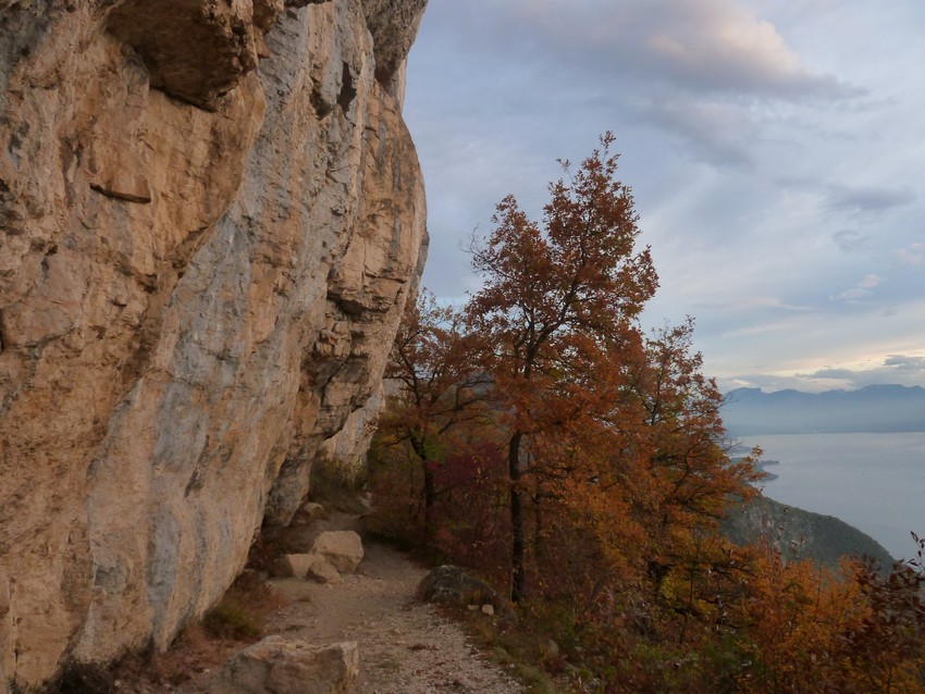 Chambotte : Le long de la falaise d'escalade