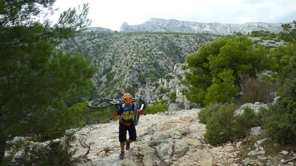 #10 Zaza de Toulon VTT : fin du portage pour remonter au dessus d Zaza de Toulon VTT : fin du portage pour remonter au dessus d'En Vau