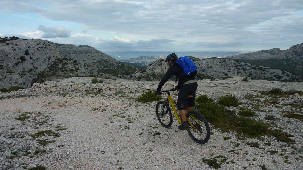 #2 direction Mont Puget : Greg avec Marseille en toile de fond direction Mont Puget : Greg avec Marseille en toile de fond