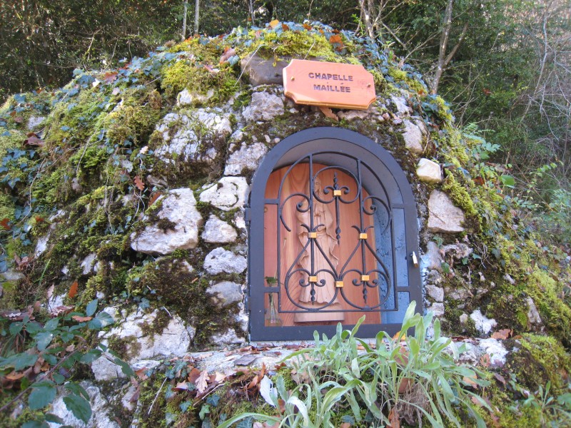 #3 Chapelle Maillée : Prendre le GR à droite au niveau de la chapelle Chapelle Maillée : Prendre le GR à droite au niveau de la chapelle
