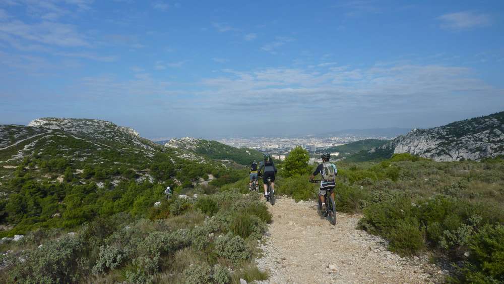 En route pour Sormiou : Marseille en toile de fond