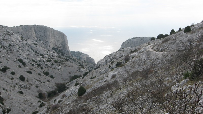 #3 Cap sur la Candelle : Un sentier comme seules les calanques peuvent offrir, 500m au dessus de la mer. Cap sur la Candelle : Un sentier comme seules les calanques peuvent offrir, 500m au dessus de la mer.