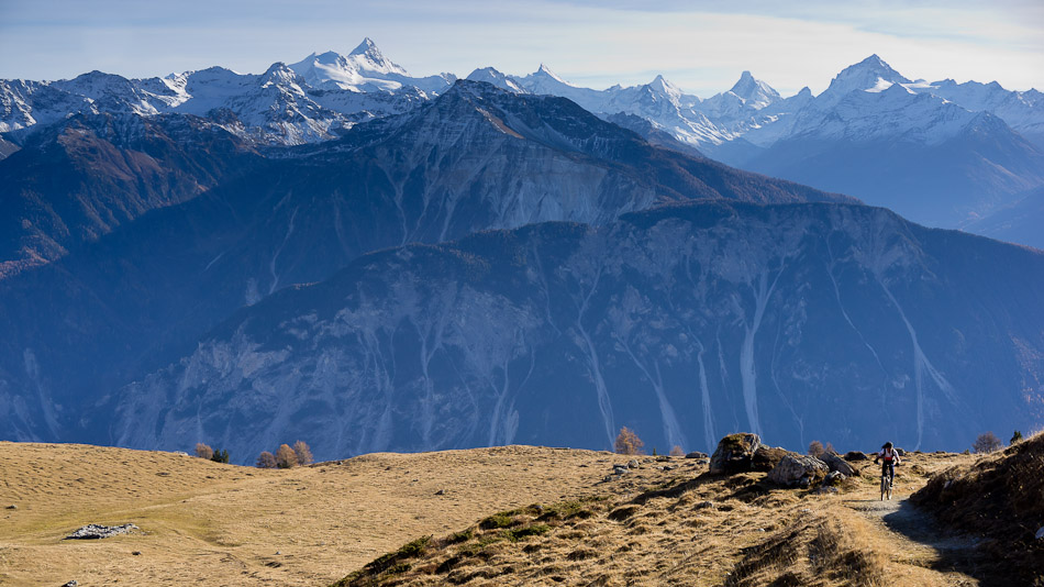 Arrivée à Planigratchi : derniers hectomètres de montée avant 1500 m de descente