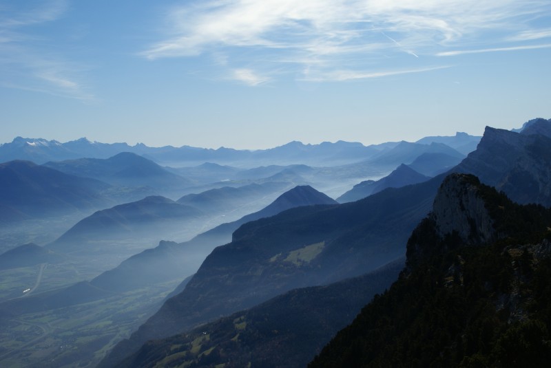 #2 Vue vers le Sud : très belle vue sur la Matheysine, le Trièves, la barrière Est du Vercors, et même un bout de Dévoluy derrière l Vue vers le Sud : très belle vue sur la Matheysine, le Trièves, la barrière Est du Vercors, et même un bout de Dévoluy derrière l'Obiou, si on se met sur la pointe des pieds...