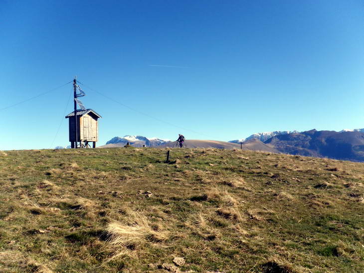 #9 Cabane pas au Canada : Avec le Taillefer en arrière plan. Cabane pas au Canada : Avec le Taillefer en arrière plan.