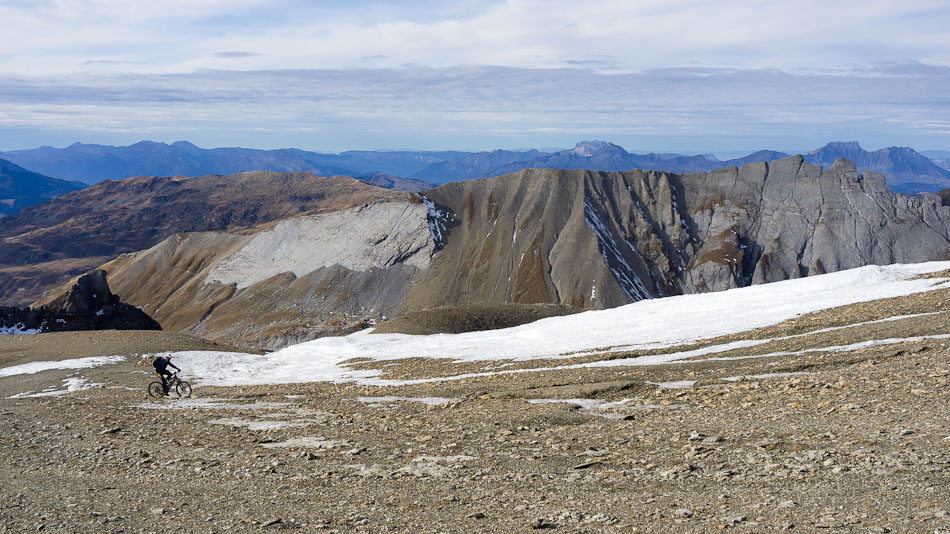 #23 Tinou arrive : devant les Aiguilles de la Pennaz et le Rocher des Enclaves au troisième plan Tinou arrive : devant les Aiguilles de la Pennaz et le Rocher des Enclaves au troisième plan
