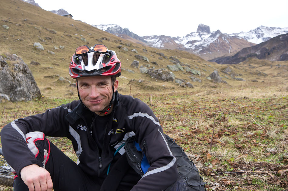 #32 Tof devant la Pierra Menta : une petite pose avant la dernière descente Tof devant la Pierra Menta : une petite pose avant la dernière descente
