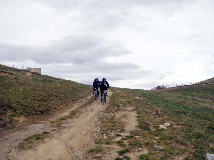 #6 Col du Sénépy : Vlà le col et le vent commence à fraîchir! Col du Sénépy : Vlà le col et le vent commence à fraîchir!