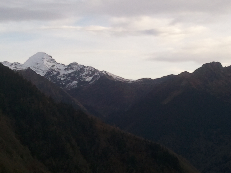 Vers le col d'Artigascou. : Vue sur le mont Valier, en Ariège.