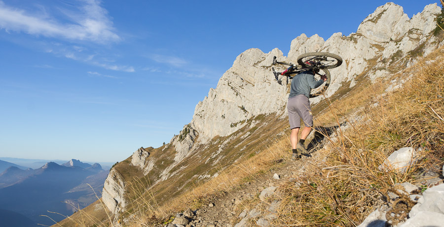 #3 Dernier hectomètre de portage : Semnoz et Roc des Boeufs au fond Dernier hectomètre de portage : Semnoz et Roc des Boeufs au fond
