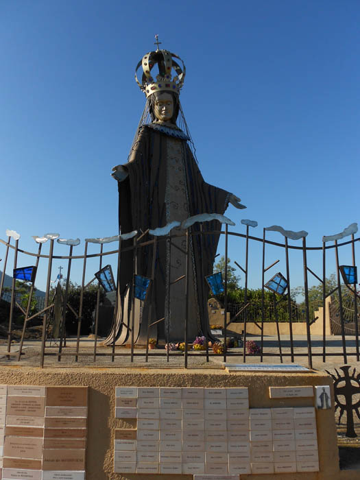 #9 ND d ND d'Afrique : C'est moche ce truc, on dirait une statue du Mandarom.