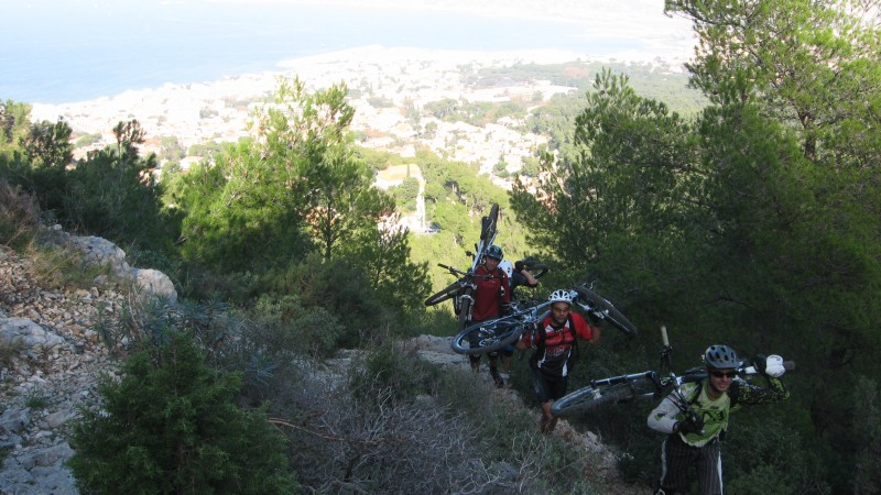 Col des Chèvres : Portage sur fond de Marseilleeeeeee