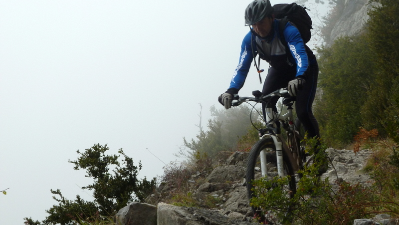 #24 Gris mais super sentier : C Gris mais super sentier : C'est encore bon dans le brouillard et cela termine une superbe descente de 2000m ! Pa tout les jours quand même...