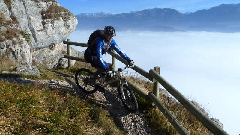 #23 Escalade ou VTT : Célèbre passage du facteur entre les voies d Escalade ou VTT : Célèbre passage du facteur entre les voies d'escalade... Pas de grimpeurs au soleil!