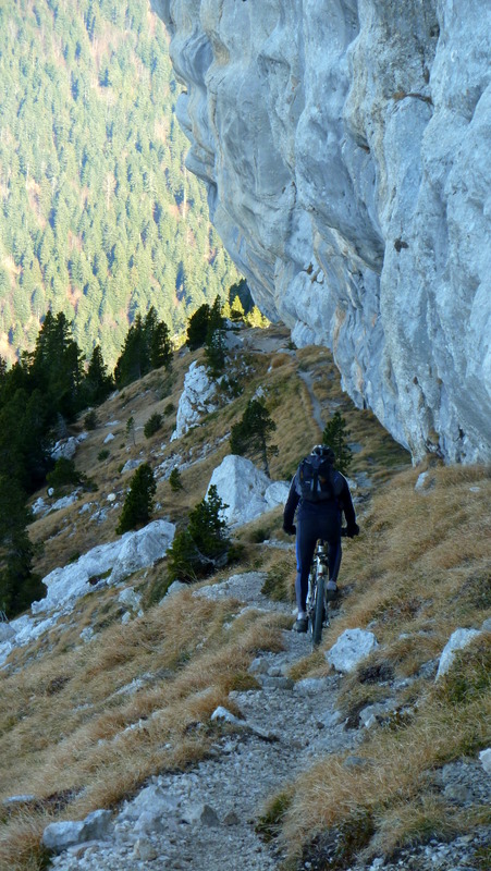 #16 Sous les voies d Sous les voies d'escalades : On voit plein de spit mais c'est pas le sport du jour. La gravette glisse mais cela roule super