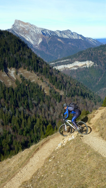 #21 Une épingle du col des Ayes : Cela descends très roulant que le col des Ayes avec quelques épingles faciles Une épingle du col des Ayes : Cela descends très roulant que le col des Ayes avec quelques épingles faciles