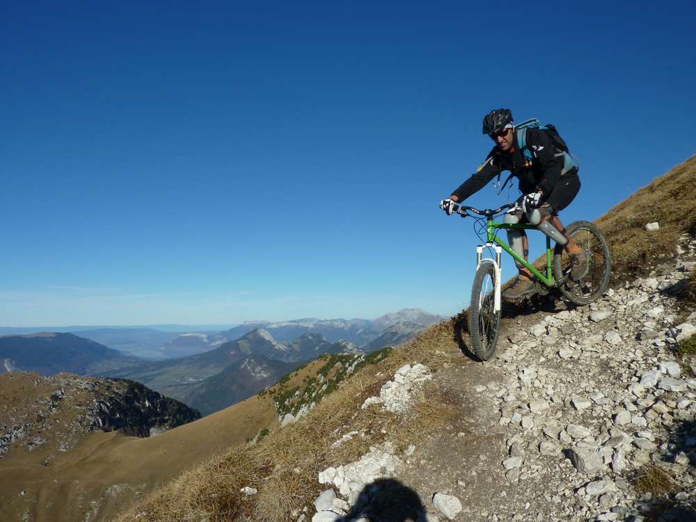 #19 Friz : concentré sur ce terrain glissant avec le lac d Friz : concentré sur ce terrain glissant avec le lac d'Annecy en arriere plan