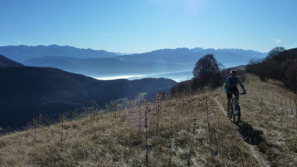 #5 Traversée des cretes : une tres bonne 1ere partie alors que la mer de nuages se résorbe en vallée Traversée des cretes : une tres bonne 1ere partie alors que la mer de nuages se résorbe en vallée