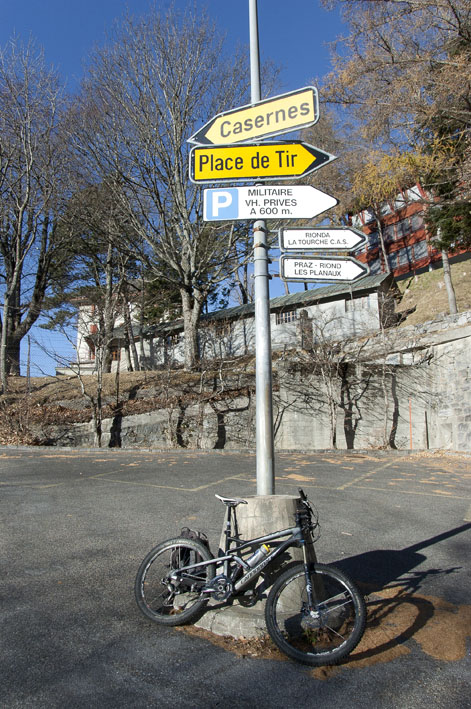 #2 Morcles : L Morcles : L'intérieur de la montagne, entre le village de Morcles et Saint-Maurice, renferme un réseau d'environ 23 kilomètres de galeries creusées par l'armée suisse