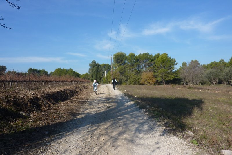#1 Jas de Mège : Les filles se réchauffent au soleil après une montée humide sur la route Jas de Mège : Les filles se réchauffent au soleil après une montée humide sur la route