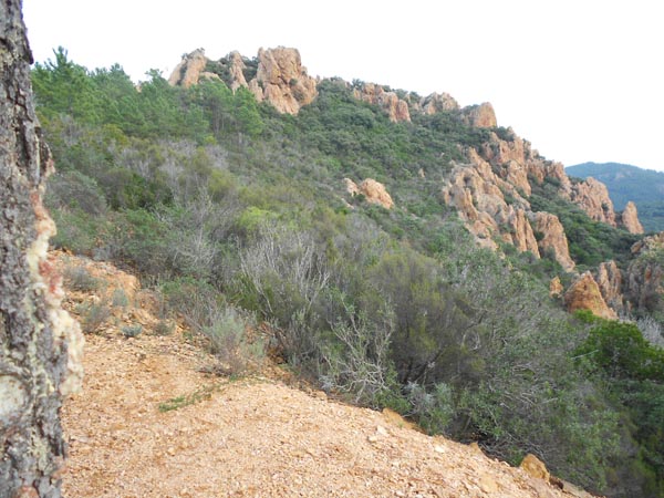 Mont Saint-Martin : De beaux escarpements rouges.