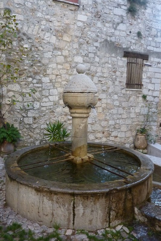 Fontaine Gothique du XIV° : Point d'eau salvateur