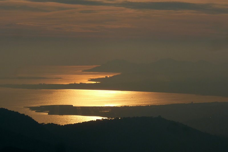 Lumières vespérales : Vue sur l'aéroport de Nice, le Cap d'Antibes et les iles de Lérens