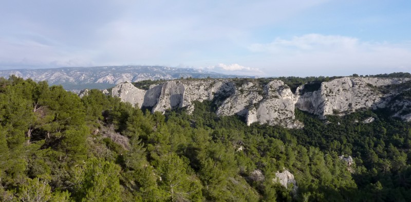 Collines provençales : Vues du sentier des crêtes du vallon de Mestre
