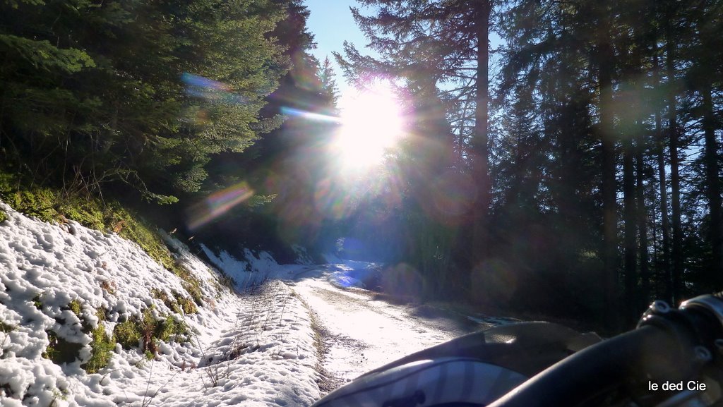 #1 Piste de Champet : Neige dure et parfois verglacée. Température agréable ! Piste de Champet : Neige dure et parfois verglacée. Température agréable !
