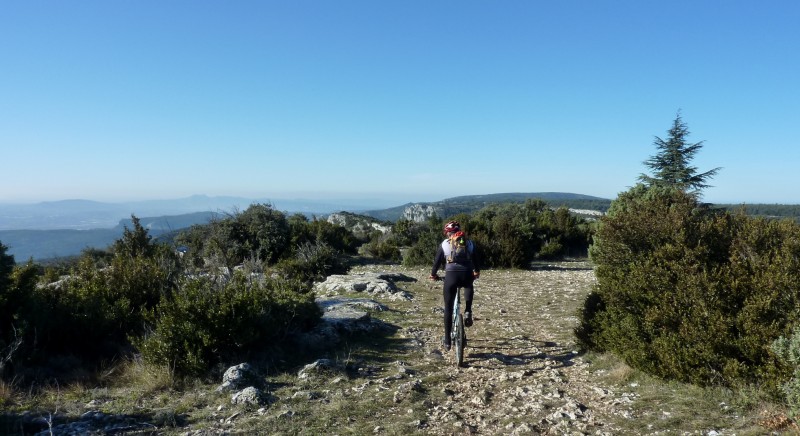 #3 Arrivée sur les crêtes : avec les Alpilles tout au fond Arrivée sur les crêtes : avec les Alpilles tout au fond