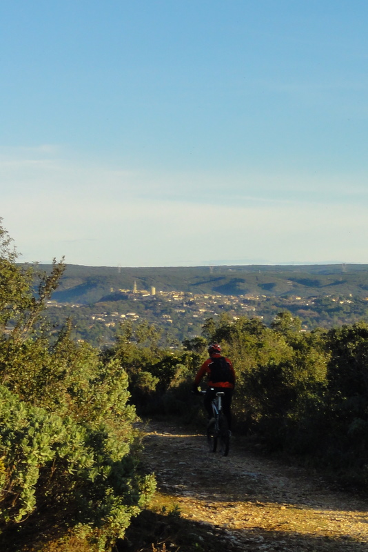 #1 Kakou .... : plonge vers le pont du Gard, avec Castillon en fond de toile. Kakou .... : plonge vers le pont du Gard, avec Castillon en fond de toile.