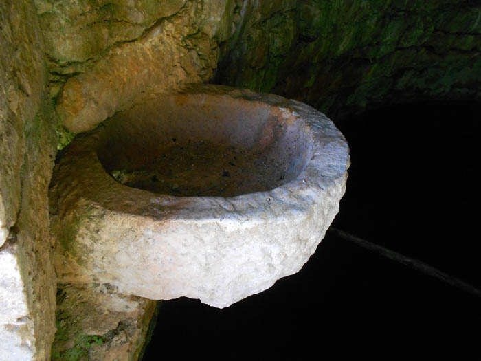#3 Puits d Puits d'Amon : Vasque pour collecter l'eau remontée...