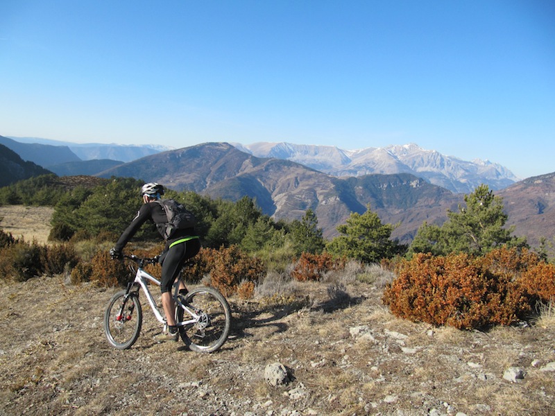 #3 Auvare : On plonge sur le col du mont Auvare : On plonge sur le col du mont