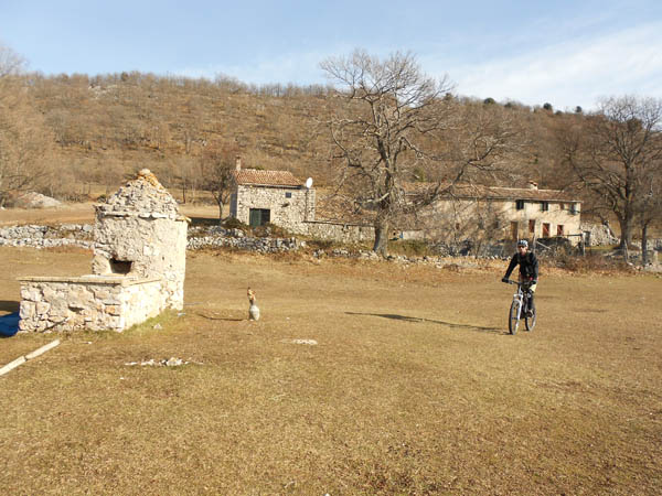 #4 Belle ferme isolée : Au-dessus de Bramafan. Belle ferme isolée : Au-dessus de Bramafan.