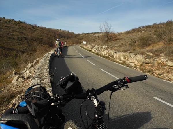 #1 Route du col de Vence : Comment on peut aimer le vélo de route quand on se fait enfumer en permanence par les vapeurs de gasoil ? Comprend pas. Route du col de Vence : Comment on peut aimer le vélo de route quand on se fait enfumer en permanence par les vapeurs de gasoil ? Comprend pas.