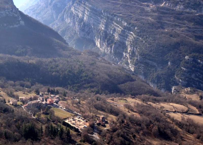 #14 Courmes et la Vallée du Loup : depuis le sentier de remontée vers St Barnabé. Courmes et la Vallée du Loup : depuis le sentier de remontée vers St Barnabé.