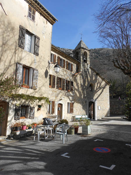 #8 Village de Courmes. : Jolie place. Village de Courmes. : Jolie place.