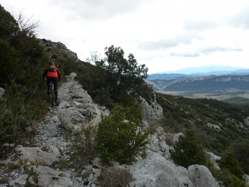 Balcon de Galamus : Vue sur la vallée avec la clue de la Foue en arrière plan