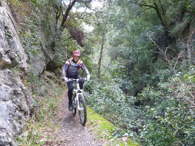 Sentier étroit : Dans les gorges de St Jaume