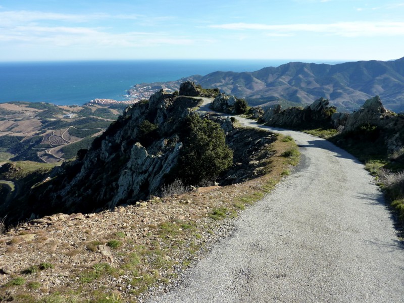 #12 Petite route de la Madeloc : Avec Banyuls au fond Petite route de la Madeloc : Avec Banyuls au fond